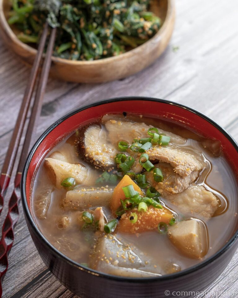 Японский рецепт: Тондзиру — суп мисо со свининой и овощами.